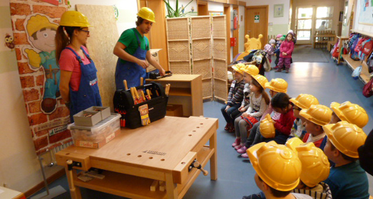 Harry Hammer und Nicki Nagel erklären den Kindern des Karlskroner Kindergartens die neue Werkbank