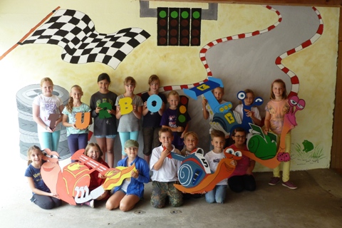Die Kinder mit ihrem Kunstwerk bei der CLK-Ferienpassaktion 2015