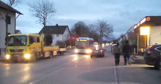 Morgendlicher Verkehr an der Hauptstraße in Karlskron vor der Kindertagesstätte