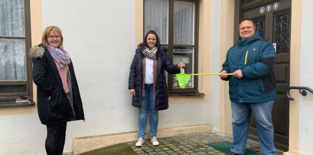 Christine Froschmeir (l.) und Gerhard Hagl (r.) bei der Spendenübergabe an Zwergerlpark-Vorständin Martina Bauer vor dem Haus der Vereine in Karlskron.